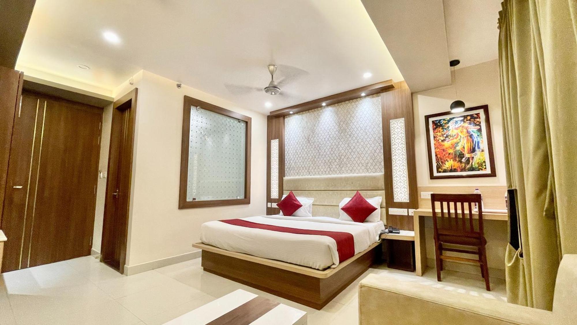 A Luxury K-u-b-e-r P-a-l-a-c-e - Fully Air Conditioned At Prime Location - Near Sea And Temple - Hygiene & Spacious - With Wifi- Lift And Parking Facilities - In Hotel Puri