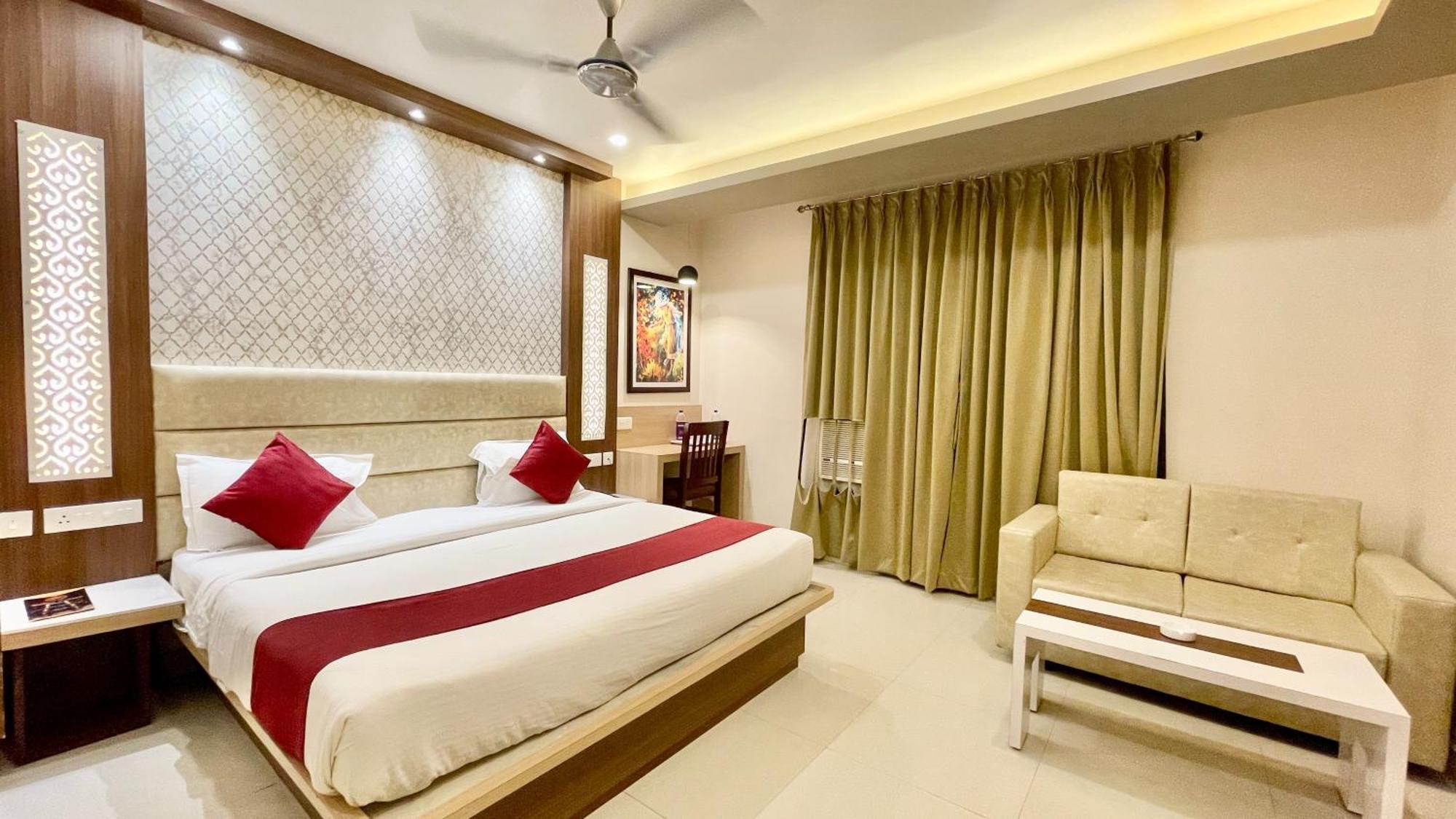 A Luxury K-u-b-e-r P-a-l-a-c-e - Fully Air Conditioned At Prime Location - Near Sea And Temple - Hygiene & Spacious - With Wifi- Lift And Parking Facilities - In Hotel Puri
