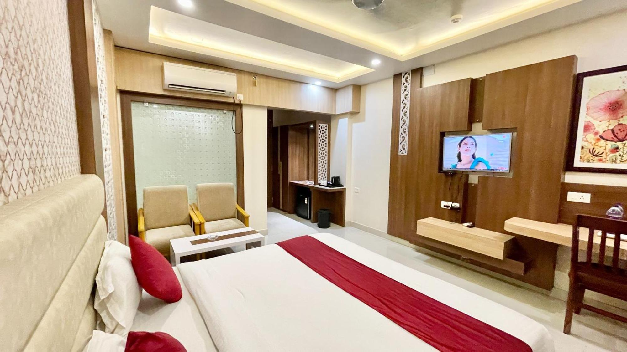 Hotel A Luxury K-u-b-e-r P-a-l-a-c-e - Fully Air Conditioned At Prime Location - Near Sea And Temple - Hygiene & Spacious - With Wifi- Lift And Parking Facilities - In