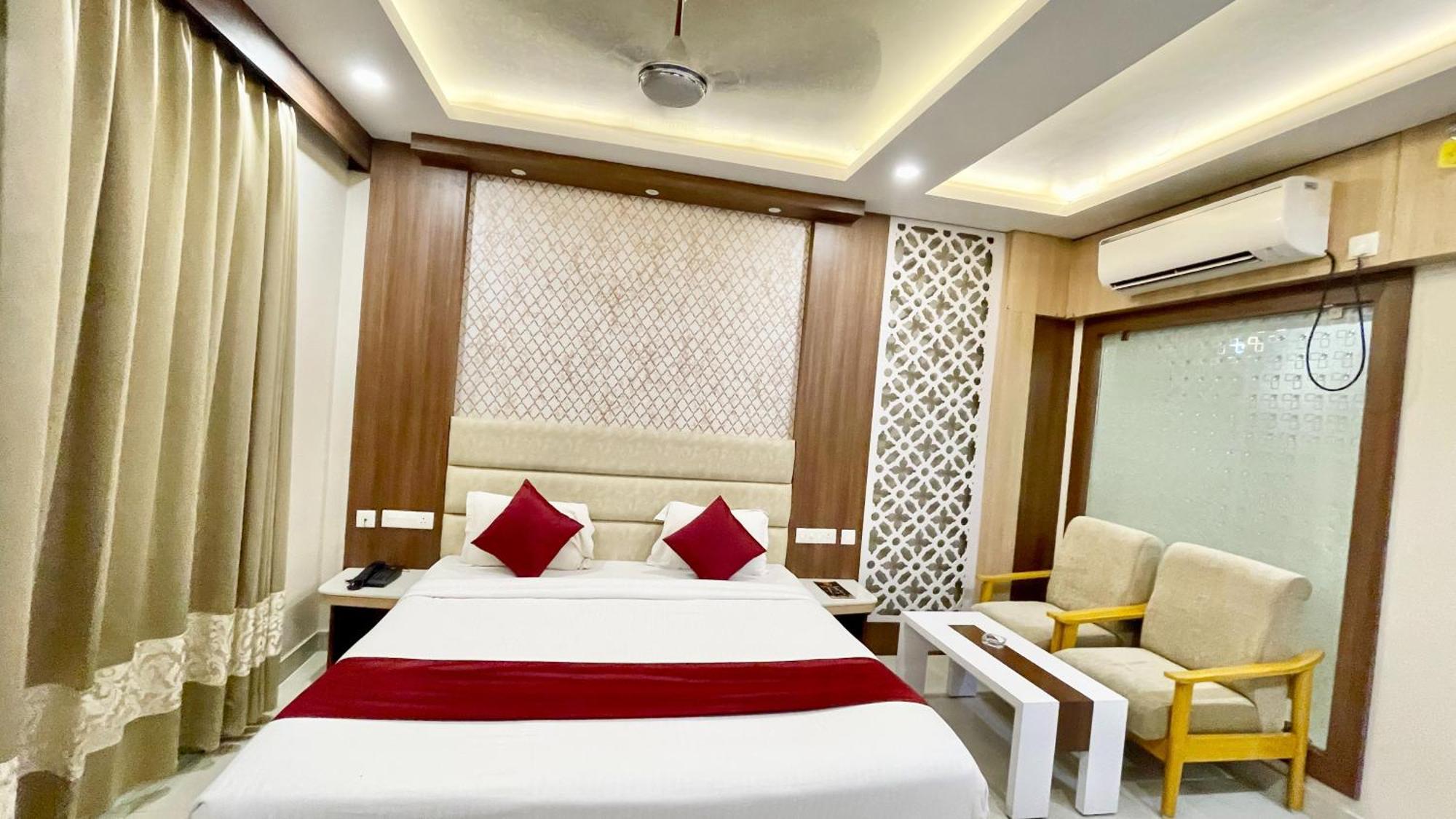 Hotel A Luxury K-u-b-e-r P-a-l-a-c-e - Fully Air Conditioned At Prime Location - Near Sea And Temple - Hygiene & Spacious - With Wifi- Lift And Parking Facilities - In 3*