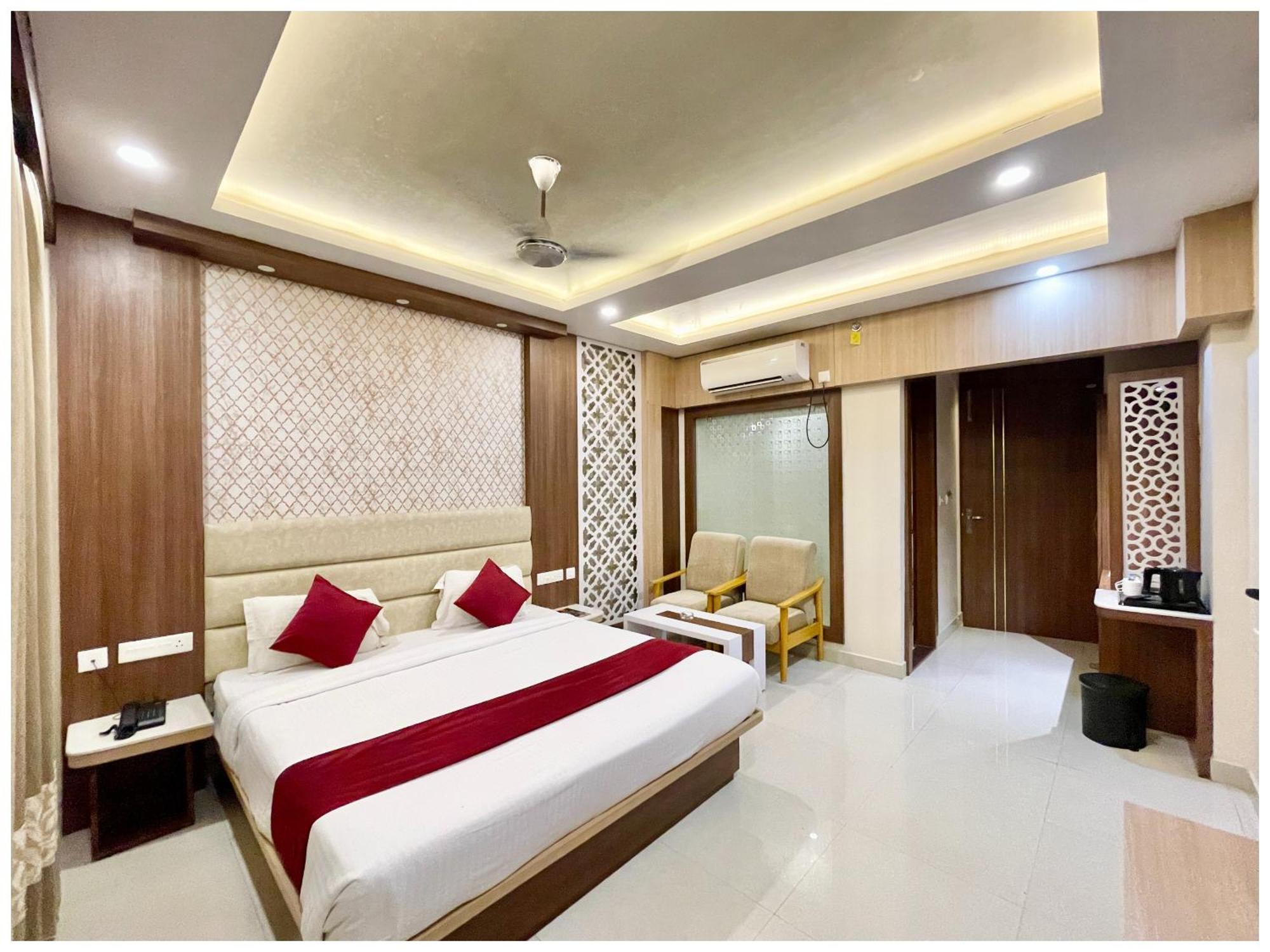 A Luxury K-u-b-e-r P-a-l-a-c-e - Fully Air Conditioned At Prime Location - Near Sea And Temple - Hygiene & Spacious - With Wifi- Lift And Parking Facilities - In 3*
